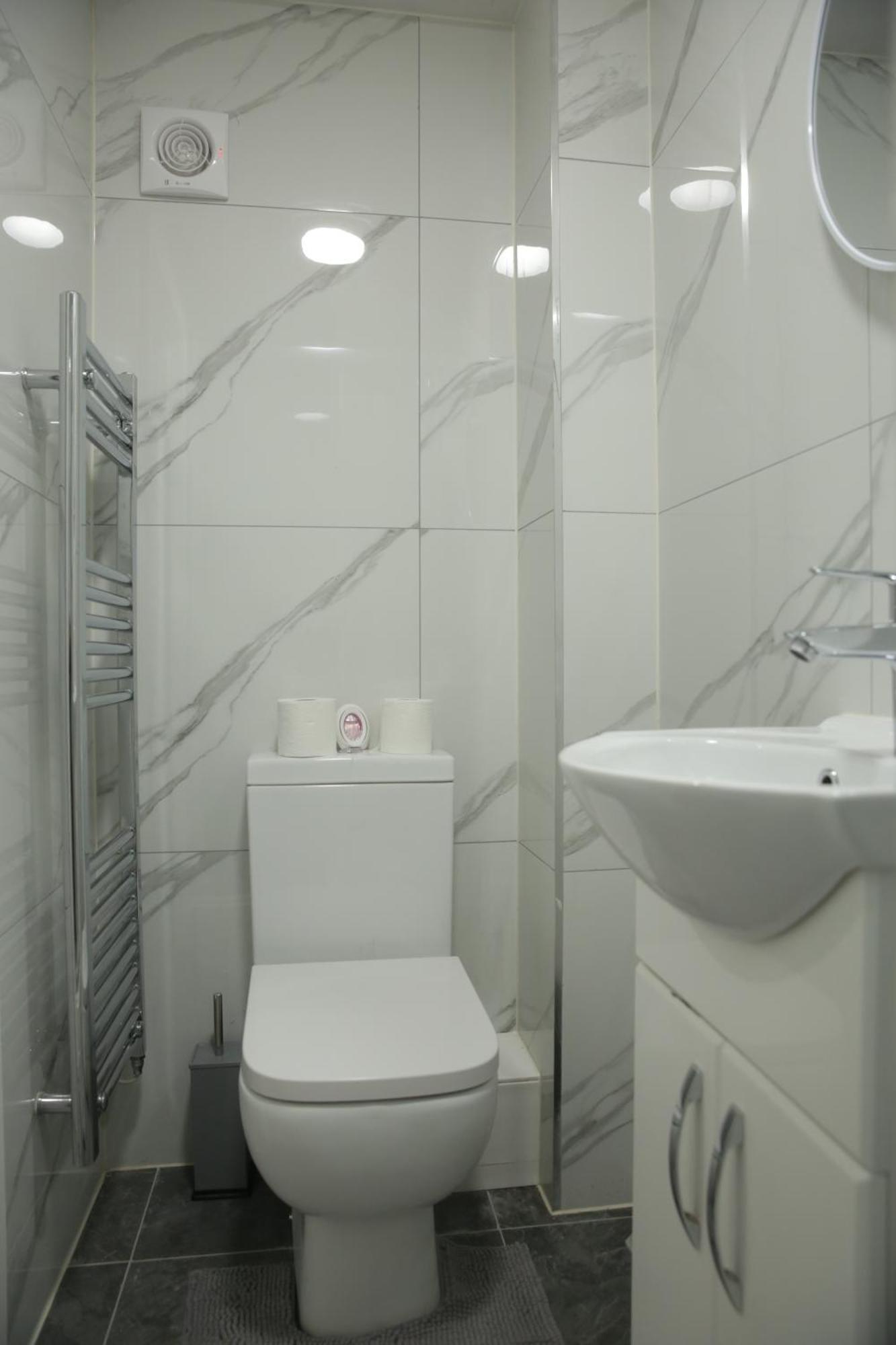 Private Ensuite 4 Min Drive To Luton Airport Homestay *