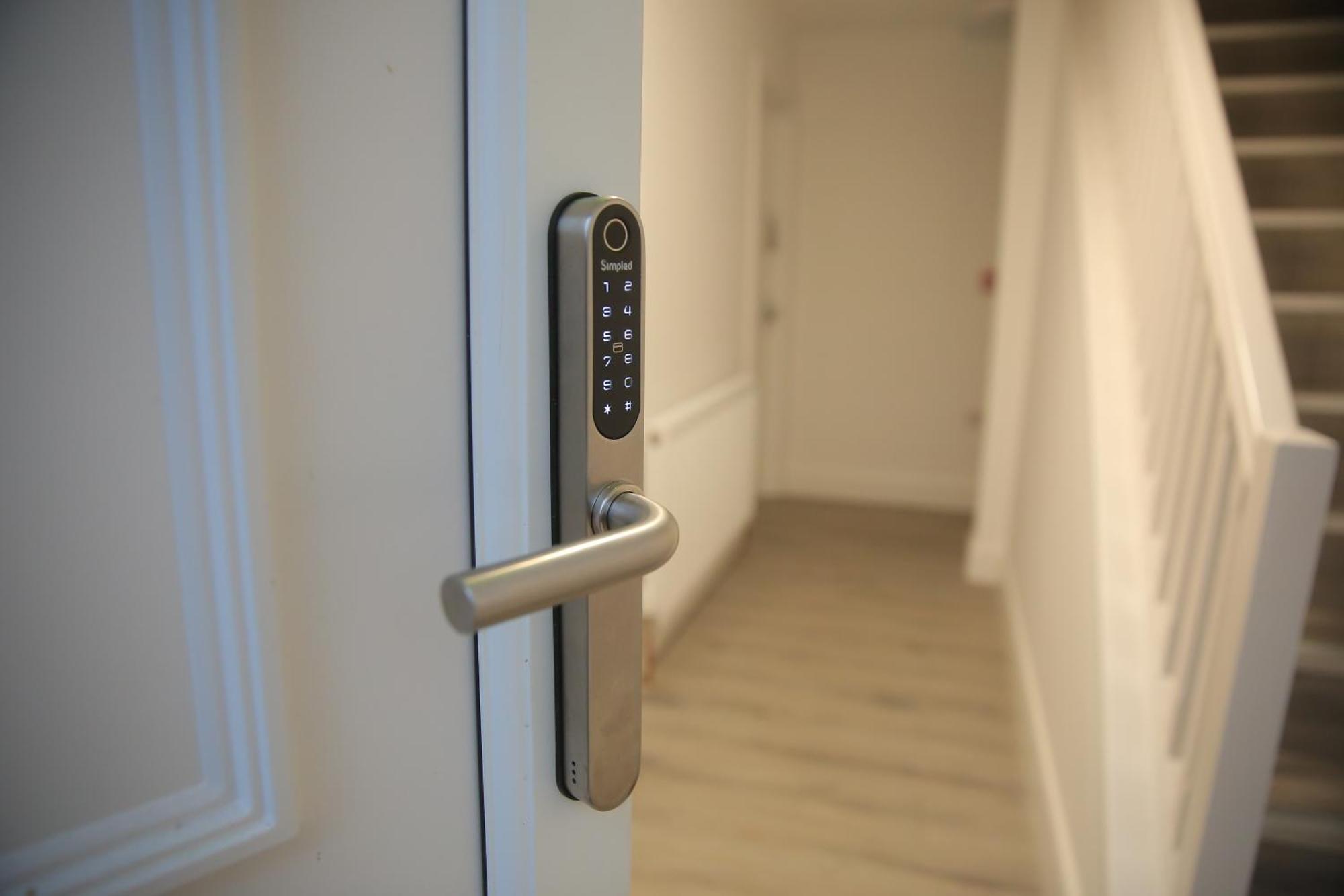 Private Ensuite 4 Min Drive To Luton Airport Homestay *