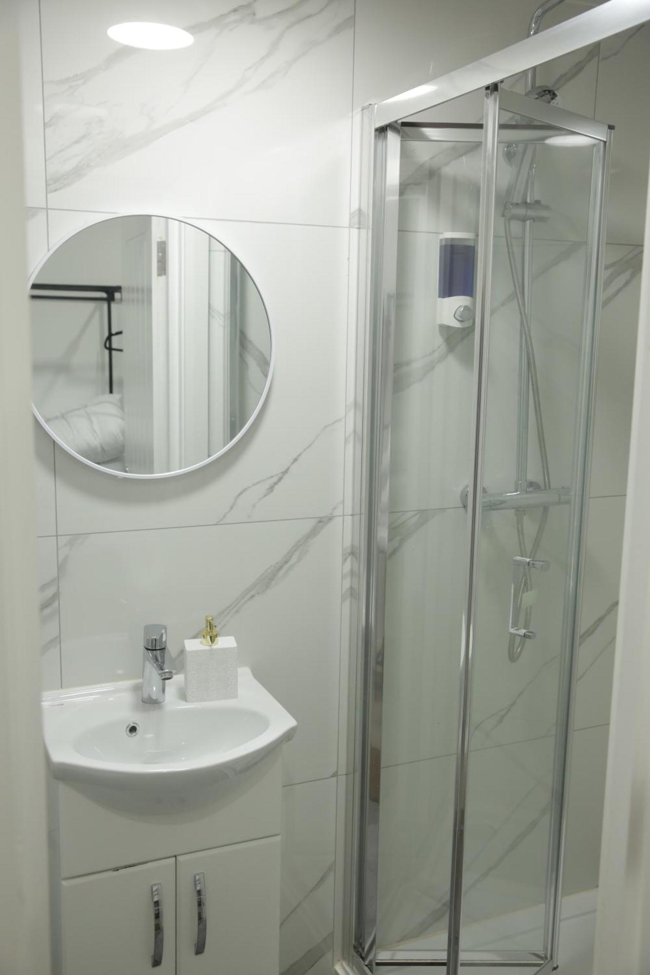 Private Ensuite 4 Min Drive To Luton Airport Homestay *