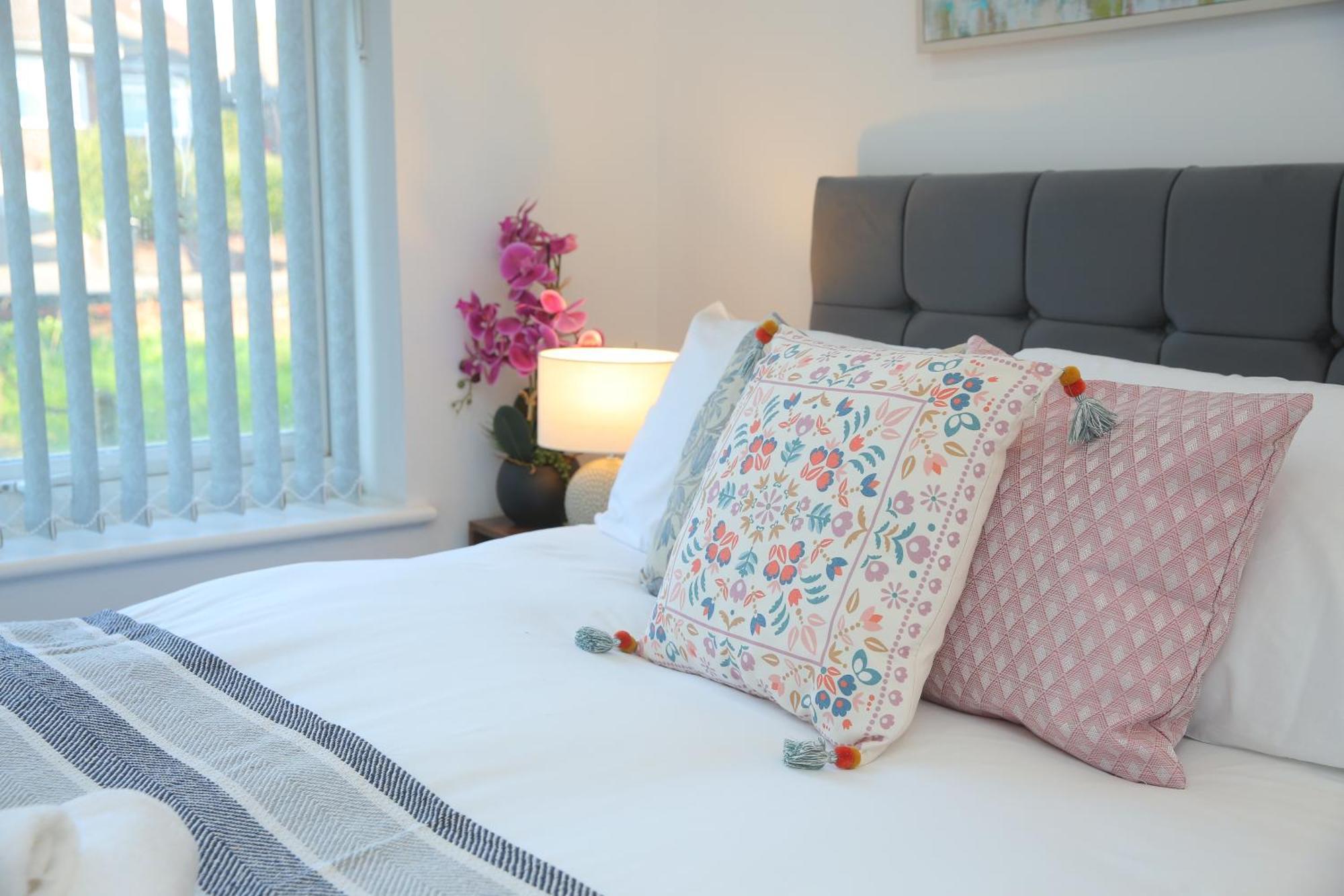 Private Ensuite 4 Min Drive To Luton Airport Homestay