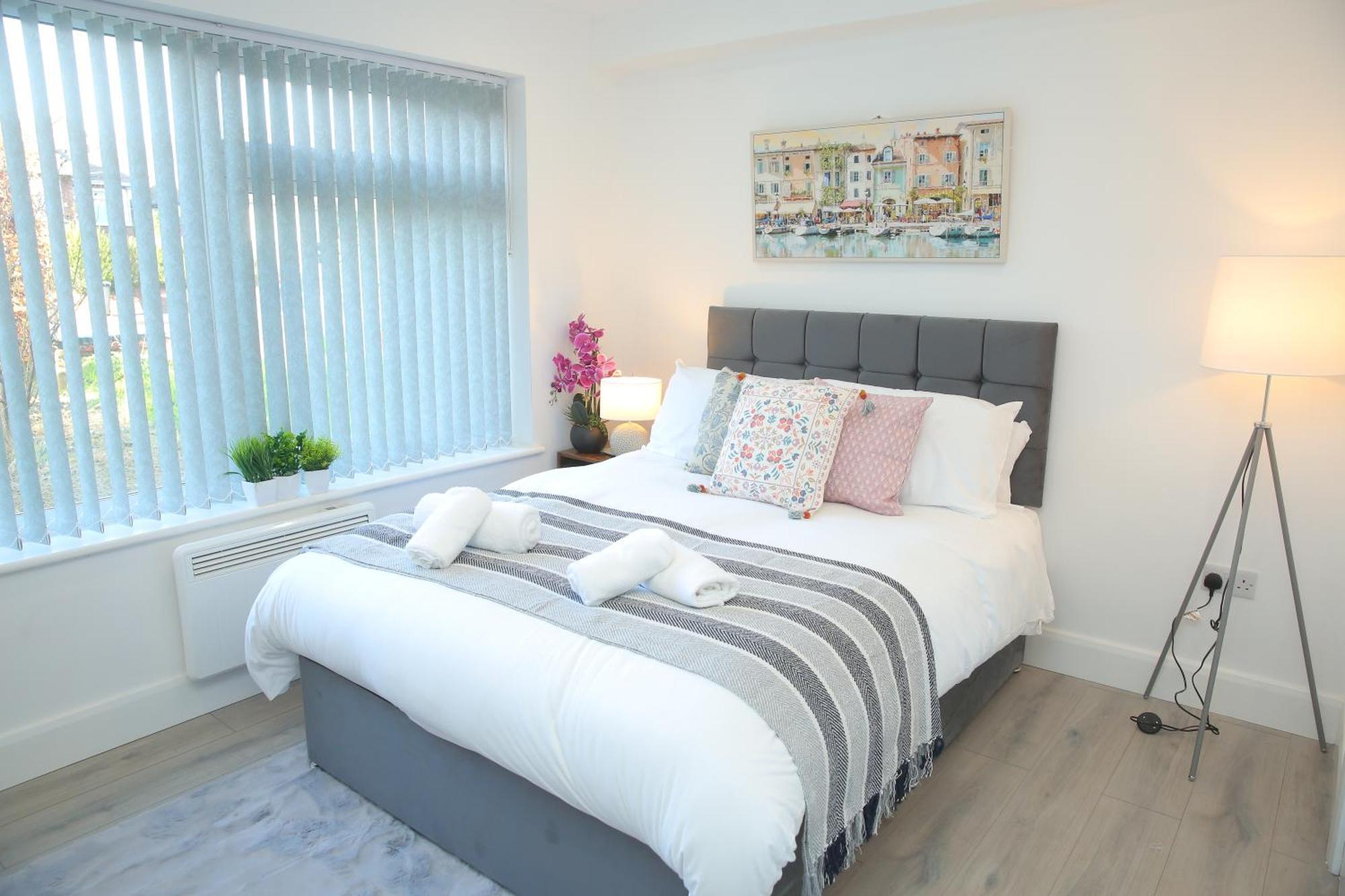 Private Ensuite 4 Min Drive To Luton Airport Homestay